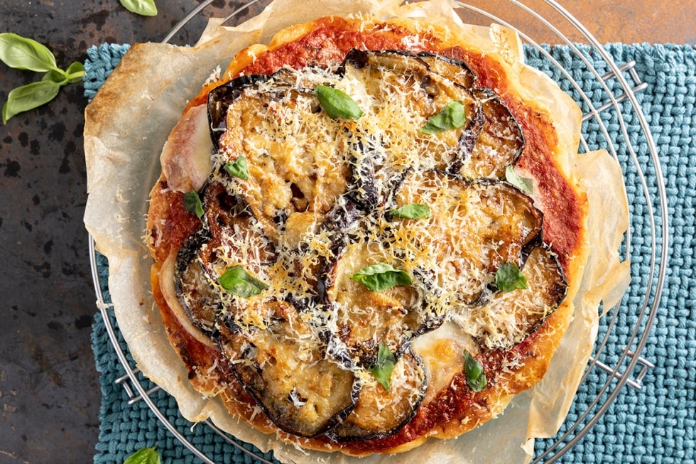 Focaccia alla parmigiana di melanzane ricetta