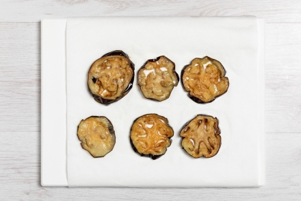 Preparazione Focaccia alla parmigiana di melanzane - Fase 2 Preparazione Focaccia alla parmigiana di melanzane - Fase 2