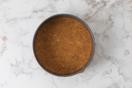 Preparazione Torta fredda allo yogurt - Fase 1 Preparazione Torta fredda allo yogurt - Fase 1