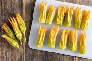 Preparazione Fiori di zucca fritti in tempura - Fase 1