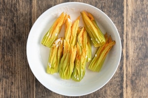 Preparazione Fiori di zucca fritti in tempura - Fase 2