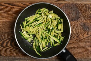 Preparazione Frittata di albumi con zucchine e gamberetti - Fase 1