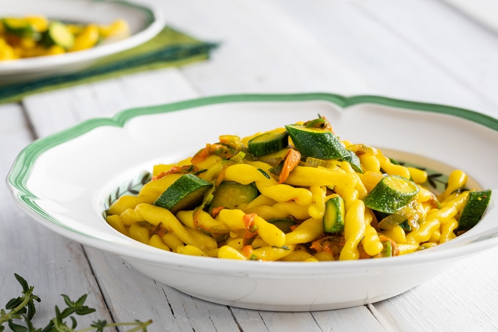 Strozzapreti con zucchine e zafferano ricetta