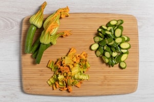 Preparazione Strozzapreti con zucchine e zafferano - Fase 1