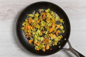 Preparazione Strozzapreti con zucchine e zafferano - Fase 1