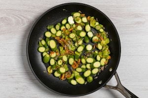 Preparazione Strozzapreti con zucchine e zafferano - Fase 2