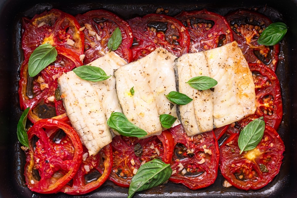 Branzino e pomodori al forno ricetta