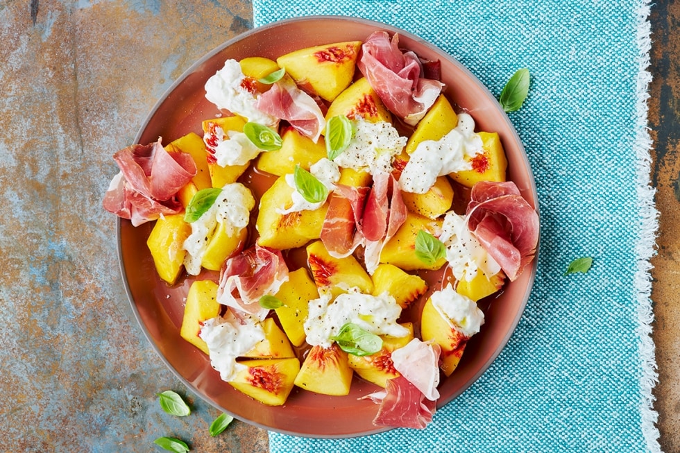 Insalata di pesche, stracciatella e culatello ricetta