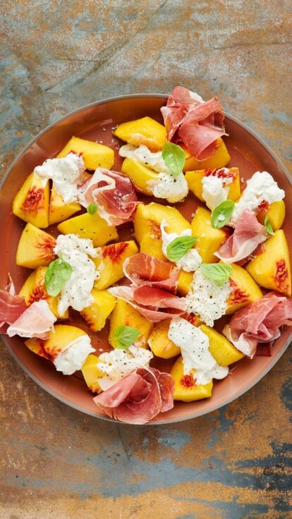 Insalata di pesche, stracciatella e culatello