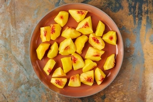 Preparazione Insalata di pesche, stracciatella e culatello - Fase 1