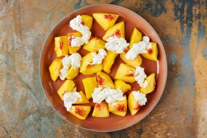 Preparazione Insalata di pesche, stracciatella e culatello - Fase 1