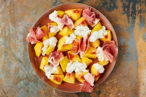 Preparazione Insalata di pesche, stracciatella e culatello - Fase 2