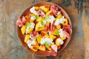 Preparazione Insalata di pesche, stracciatella e culatello - Fase 2