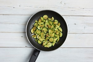 Preparazione Sbriciolata di patate, zucchine e formaggio - Fase 2