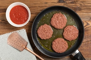 Preparazione Burger alla pizzaiola con carne vegetale  - Fase 1