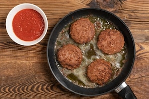 Preparazione Burger alla pizzaiola con carne vegetale  - Fase 1