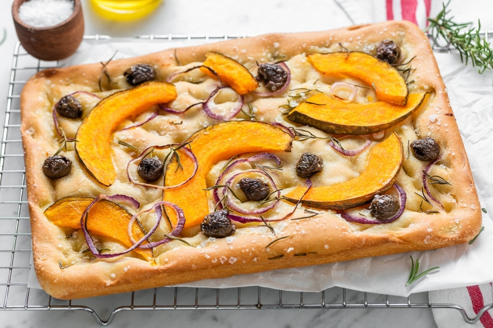 Focaccia con zucca, cipolla rossa e olive nere ricetta