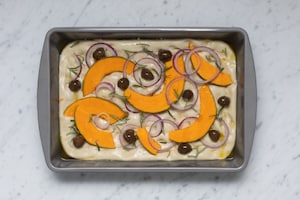 Preparazione Focaccia con zucca, cipolla rossa e olive nere - Fase 3