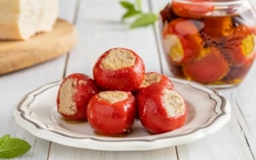 Peperoncini piccanti ripieni di tonno