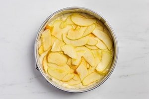 Preparazione Torta di mele in 15 minuti senza uova e senza burro - Fase 3