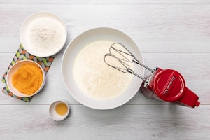 Preparazione Ciambella bicolore alla zucca e cioccolato  - Fase 1