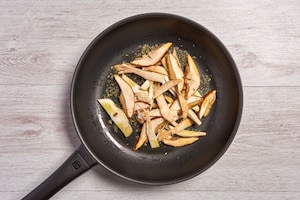Preparazione Tagliatelle ai funghi porcini - Fase 1