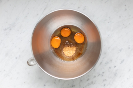 Preparazione Torta di carote e nocciole - Fase 2 Preparazione Torta di carote e nocciole - Fase 2