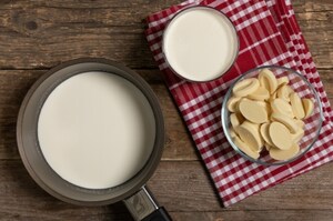 Preparazione Pan di Spagna arrotolato senza glutine con namelaka al cioccolato bianco - Fase 1