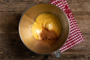 Preparazione Pan di Spagna arrotolato senza glutine con namelaka al cioccolato bianco - Fase 5