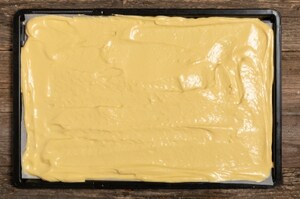 Preparazione Pan di Spagna arrotolato senza glutine con namelaka al cioccolato bianco - Fase 3