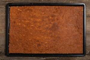 Preparazione Pan di Spagna arrotolato senza glutine con namelaka al cioccolato bianco - Fase 3