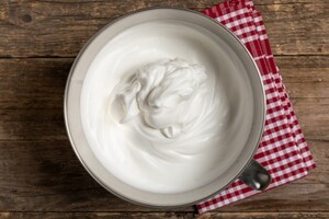 Preparazione Pan di Spagna arrotolato senza glutine con namelaka al cioccolato bianco - Fase 2