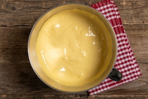 Preparazione Pan di Spagna arrotolato senza glutine con namelaka al cioccolato bianco - Fase 2