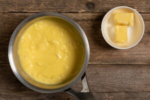 Preparazione Pan di Spagna arrotolato senza glutine con namelaka al cioccolato bianco - Fase 4