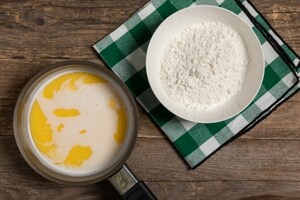 Preparazione Bignè senza glutine con crema cacio e pepe - Fase 1