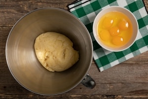 Preparazione Bignè senza glutine con crema cacio e pepe - Fase 2