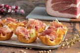 Cestini di grana con prosciutto crudo e stracciatella