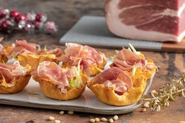 Cestini di grana con prosciutto crudo e stracciatella