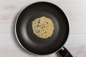 Preparazione Cestini di grana con prosciutto crudo e stracciatella - Fase 2