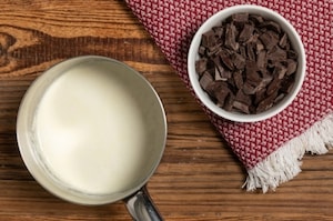 Preparazione Crema al mascarpone e cioccolato senza uova - Fase 1
