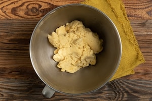 Preparazione  Crostata frolla con crema bianca alle nocciole - Fase 2