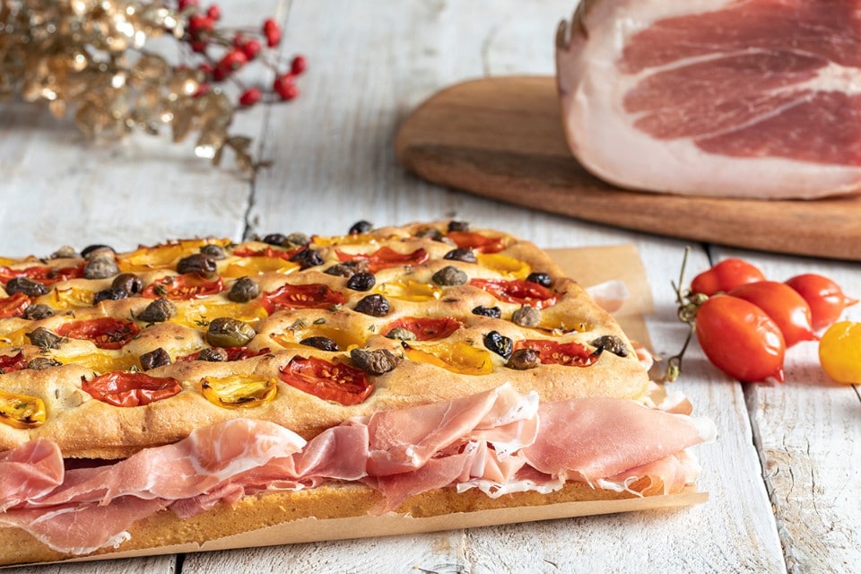 Focaccia multicereali con pomodori del piennolo e prosciutto di San Daniele ricetta