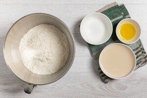 Preparazione Focaccia multicereali con pomodori del piennolo e prosciutto di San Daniele - Fase 1