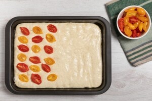 Preparazione Focaccia multicereali con pomodori del piennolo e prosciutto di San Daniele - Fase 3