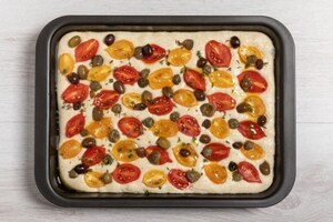 Preparazione Focaccia multicereali con pomodori del piennolo e prosciutto di San Daniele - Fase 3