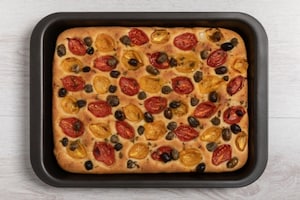 Preparazione Focaccia multicereali con pomodori del piennolo e prosciutto di San Daniele - Fase 4