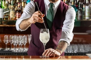 Preparazione Hugo cocktail - Fase 3