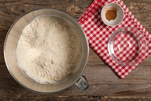 Preparazione Pane rustico senza glutine con arancia candita e cioccolato - Fase 1
