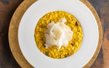 Risotto zafferano, salsiccia e raspadüra