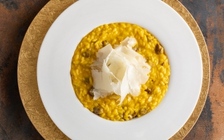 Risotto zafferano, salsiccia e raspadüra Risotto zafferano, salsiccia e raspadüra